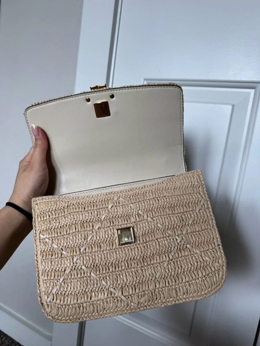 Tory Burch Cream Woven Shoulder Bag with Gold Accents - Picture 6 of 7